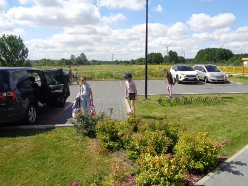 Parking przed Ośrodkiem Edukacji Przyrodniczej.